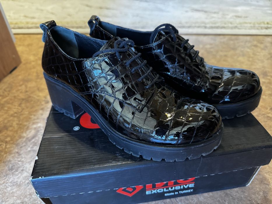 Продам ботинки женские