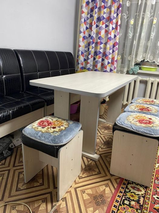 Продам Стол и стулями