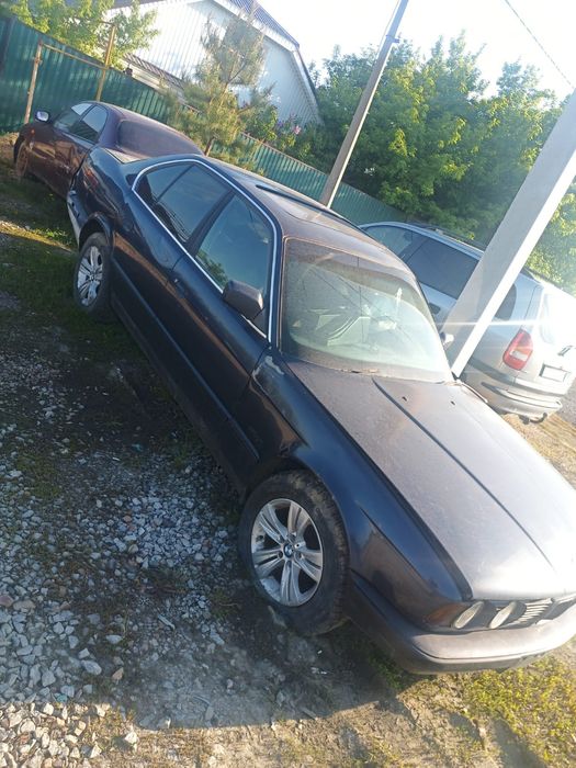 Автомобиль БМВ е34