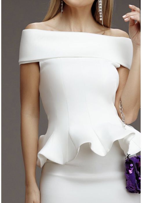 Rochie alba din neopren cu volan peplum