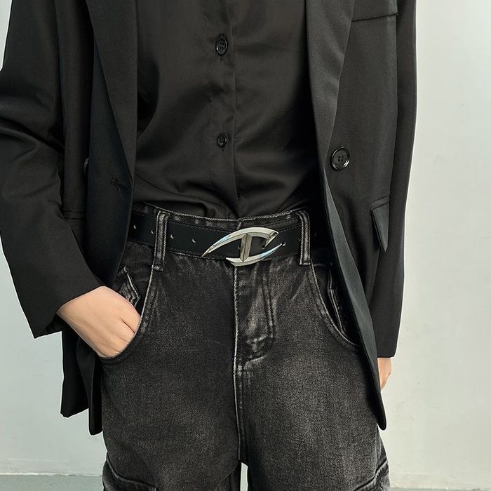 Ремень с инициалом D