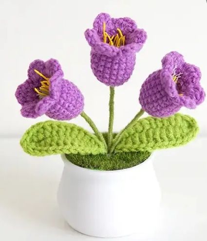 Ръчно изработени цветя, мартенички и дървени поставки за снимки