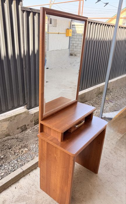 Продам туалетный столик с зеркалом