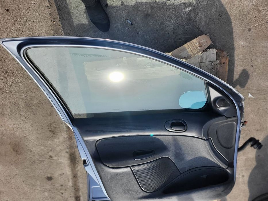 Vindem usa stanga fata Peugeot 206 Plus