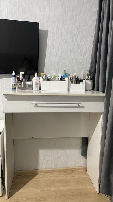 Продается комод или стол для визажиста