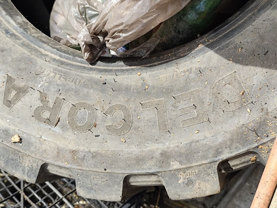 Vând cauciucuri utilaje foarte grele