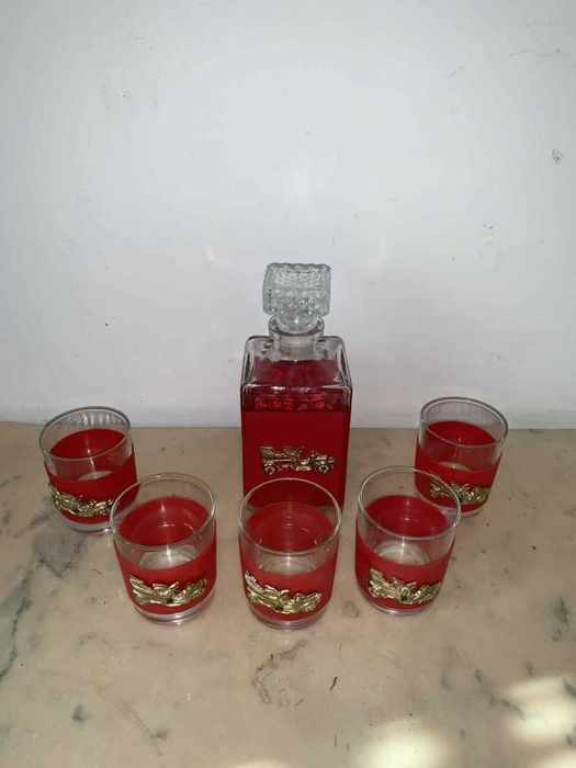 Sticla de whisky cinci pahare