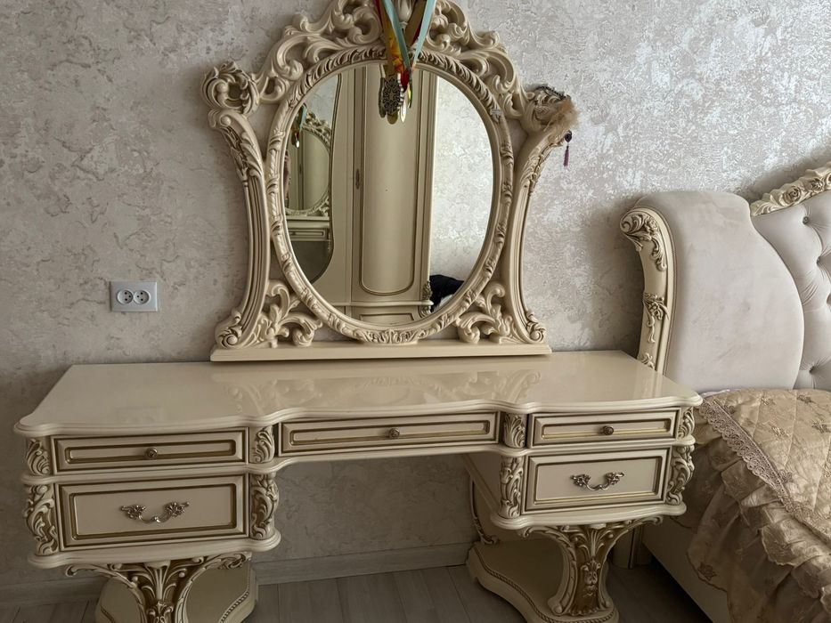 Трюмо с зеркалом