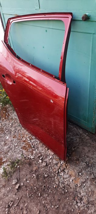 Задна дясна врата за дачия сандеро три.