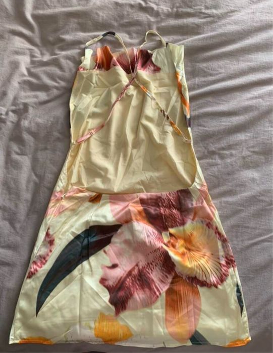 Сатенена рокля с гол гръб