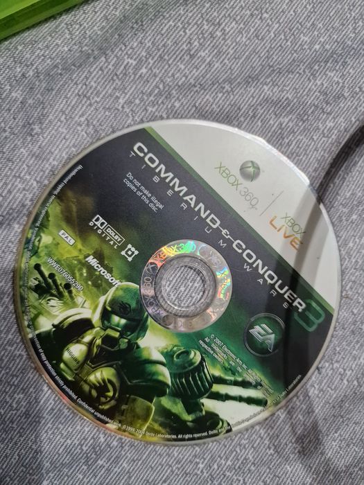 Xbox 360 cu maneta, 3 jocuri si camera