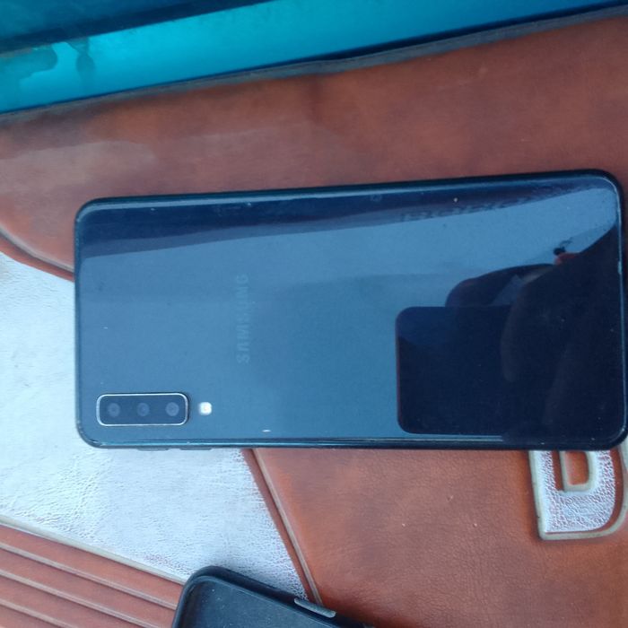 Samsung A7 2018 xotira 64gb