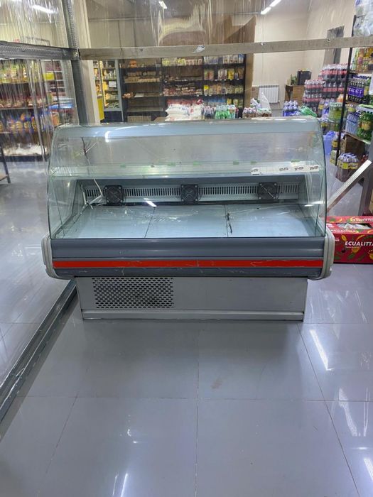 Магазинный холодильник