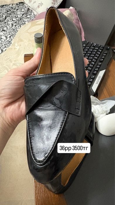 Аяқ киімдер киілген сатылады