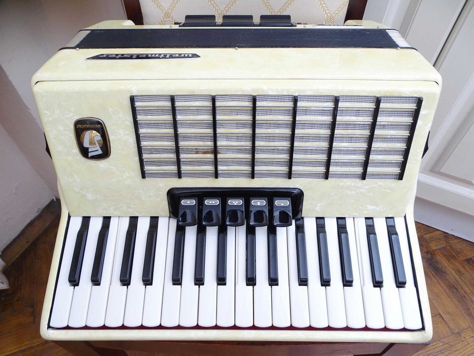 Отличен акордеон Велтмайстер Стела 60 баса