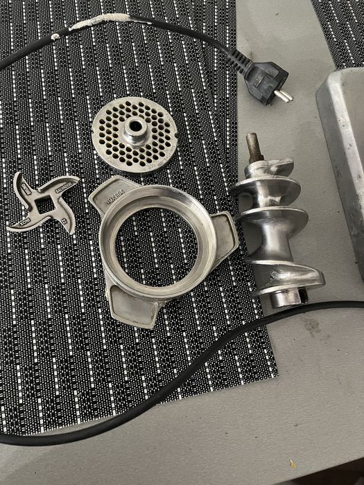 Masina de tocat carne profesionala!!!