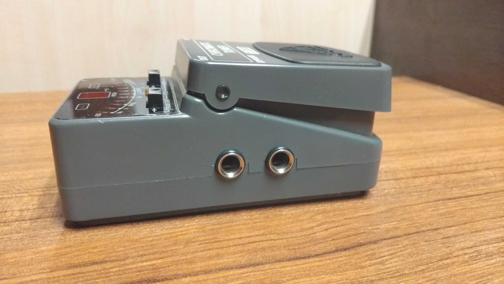 Behringer TU300 Тунер педал