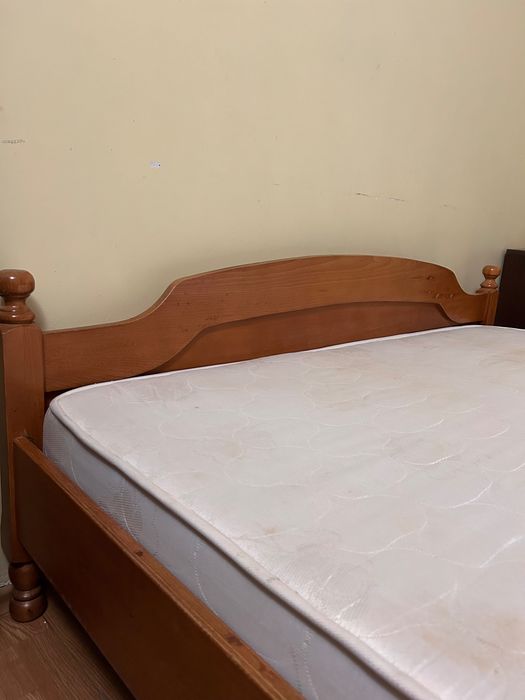 Pat de două persoane din lemn