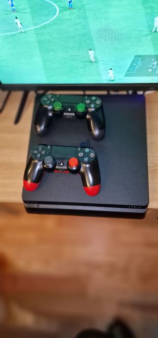 Vând ps4 slim în stare excelenta