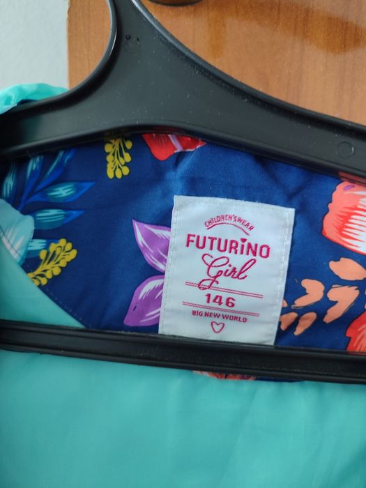 Продам ветровку для девочки .На 11-12 лет.