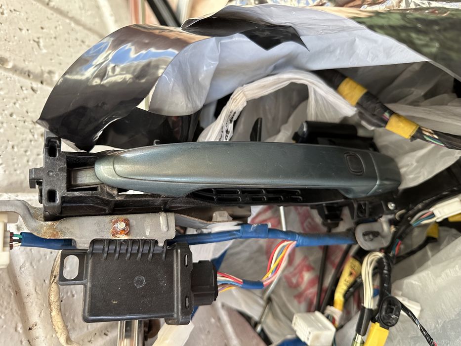 Запчасти к двери Camry 40