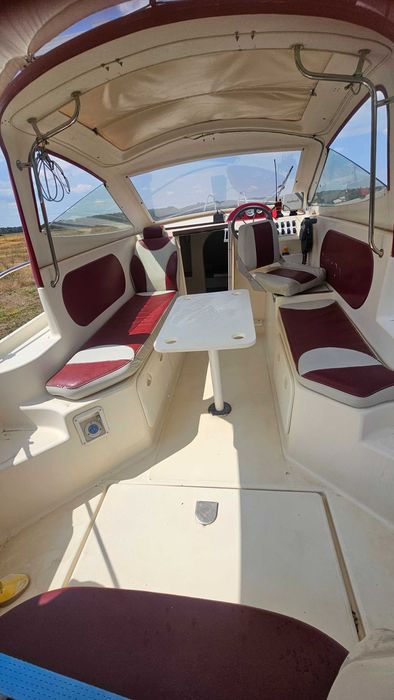 Barca cabinata 6.5m cu motor 90cp 4T si Peridoc inclus