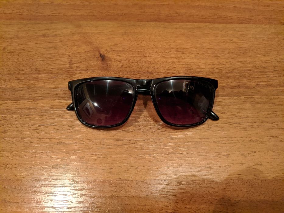 Солнцезащитные очки Prada