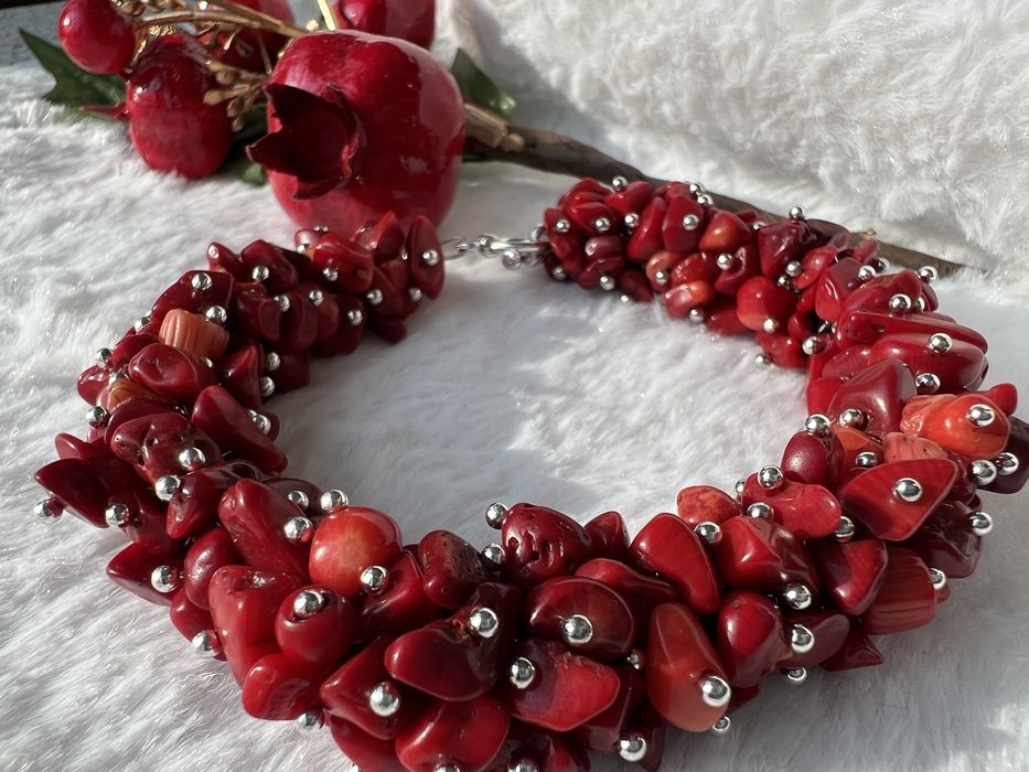 Гривни от полускъпоценни камъни