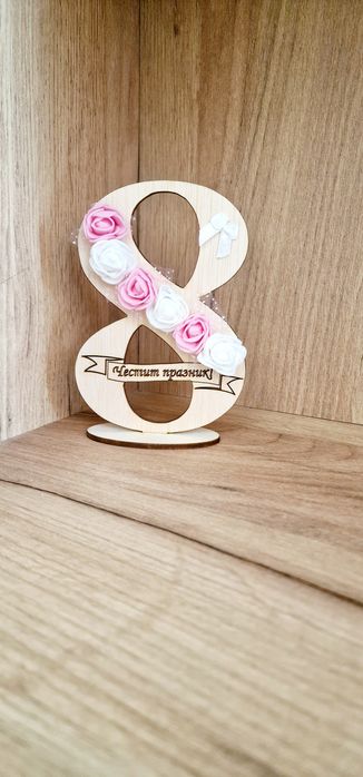 Дървени осмици с цветна декорация