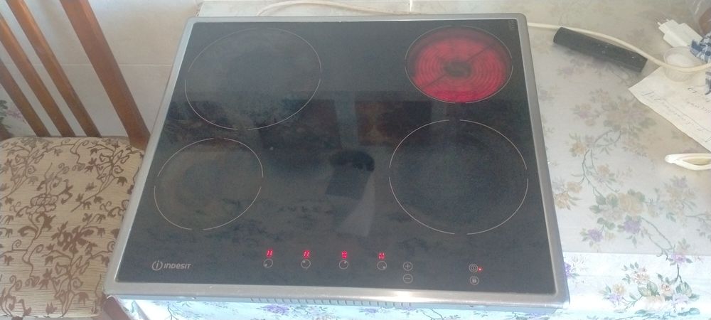 Варочная поверхность Indesit.