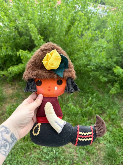 Соц кукла за стена
