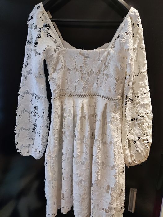 Бяла дантелена рокля