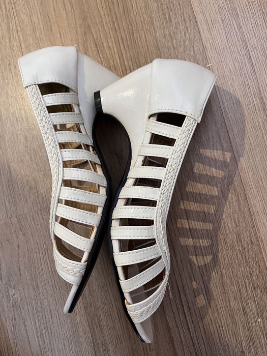 Черни и бели сандали