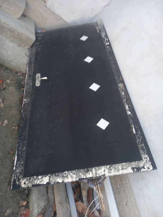 Входная дверь (левой стороной )