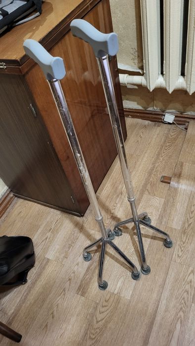 Пара костылей с ножками