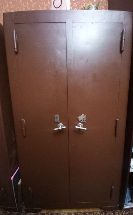 Seyf sotiladi holati yaxshi narxi kelishiladi