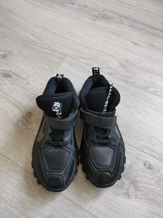 Продаю демисезонные кроссовки для мальчика