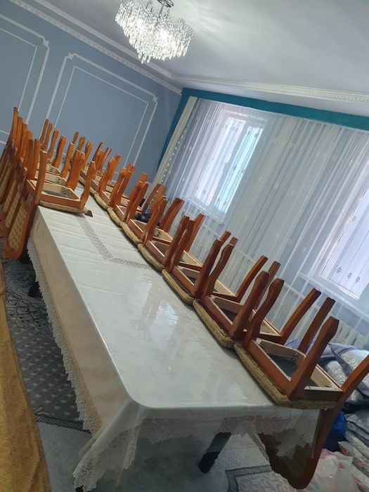 Столы и стулья.