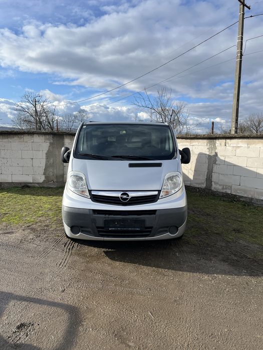 Vand Opel Vivaro 2.0 d model lung