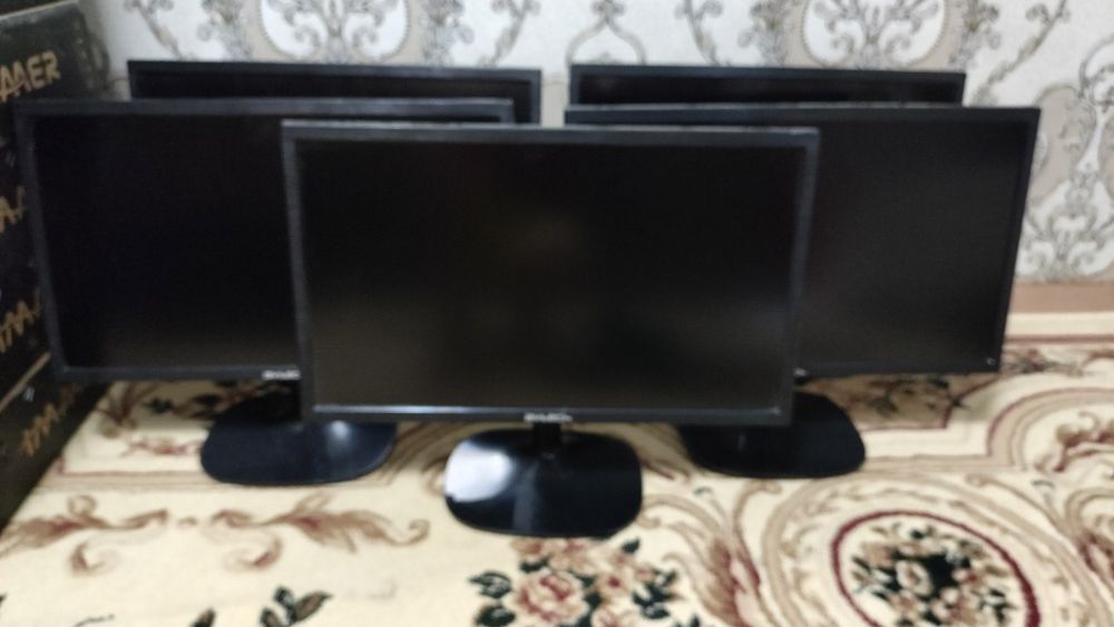 Продаются 16 компьютеров и 18 стульев