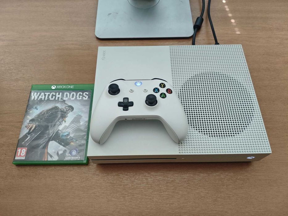 Xbox One S с джойстик, кабели и подарък игра