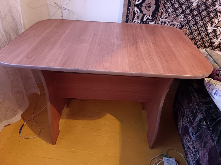 Продам стол кухонный