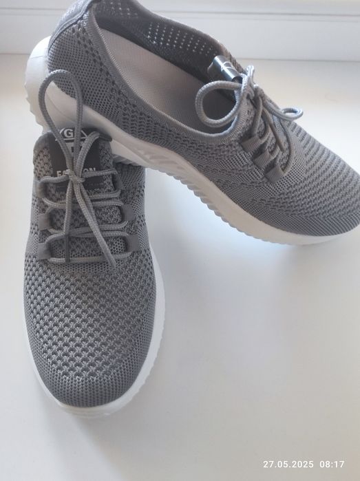 Женские кроссовки