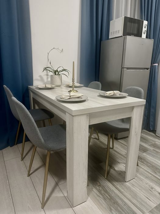 Masa de dining cu 4 scaune