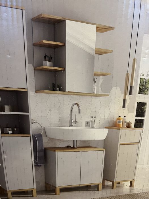 Елегантен Шкаф за Баня