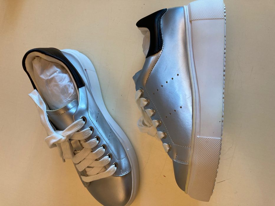 Кроссовки бело серебристые