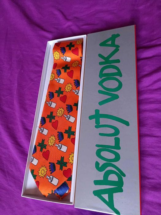 Cravată promo de petrecere, cu imaginea unor sticle, nouă, la cutie