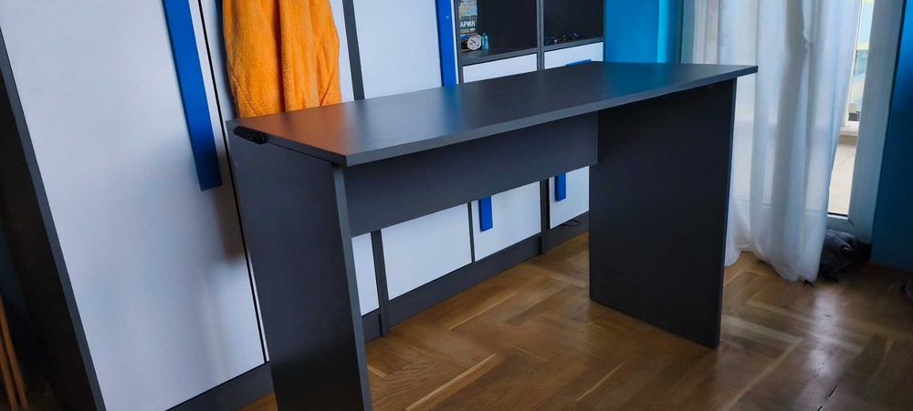 Сиво бюро перфекно за работа в дома