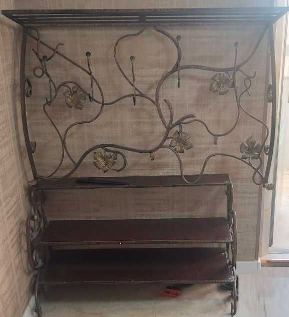 Декоративная ручная прихожка из металла