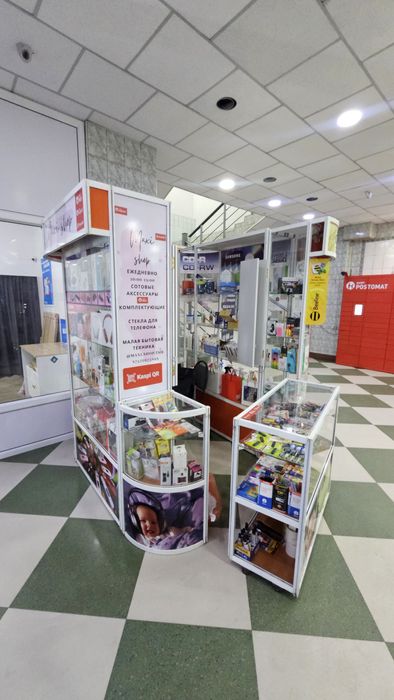 Витрины вместе с остатками товара